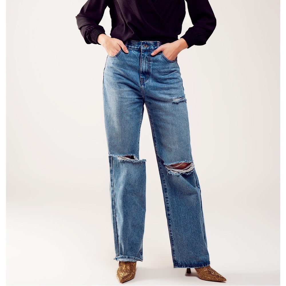 Q2 High Rise Distressed Straight Leg Jeans. NWT size medium.